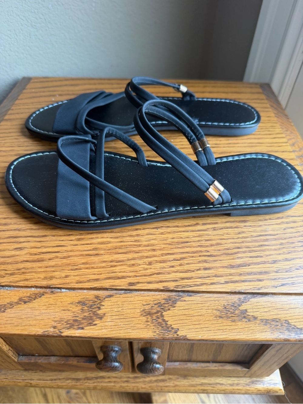 Source Unknown Black Strappy Flat Sandals with Gold Accent